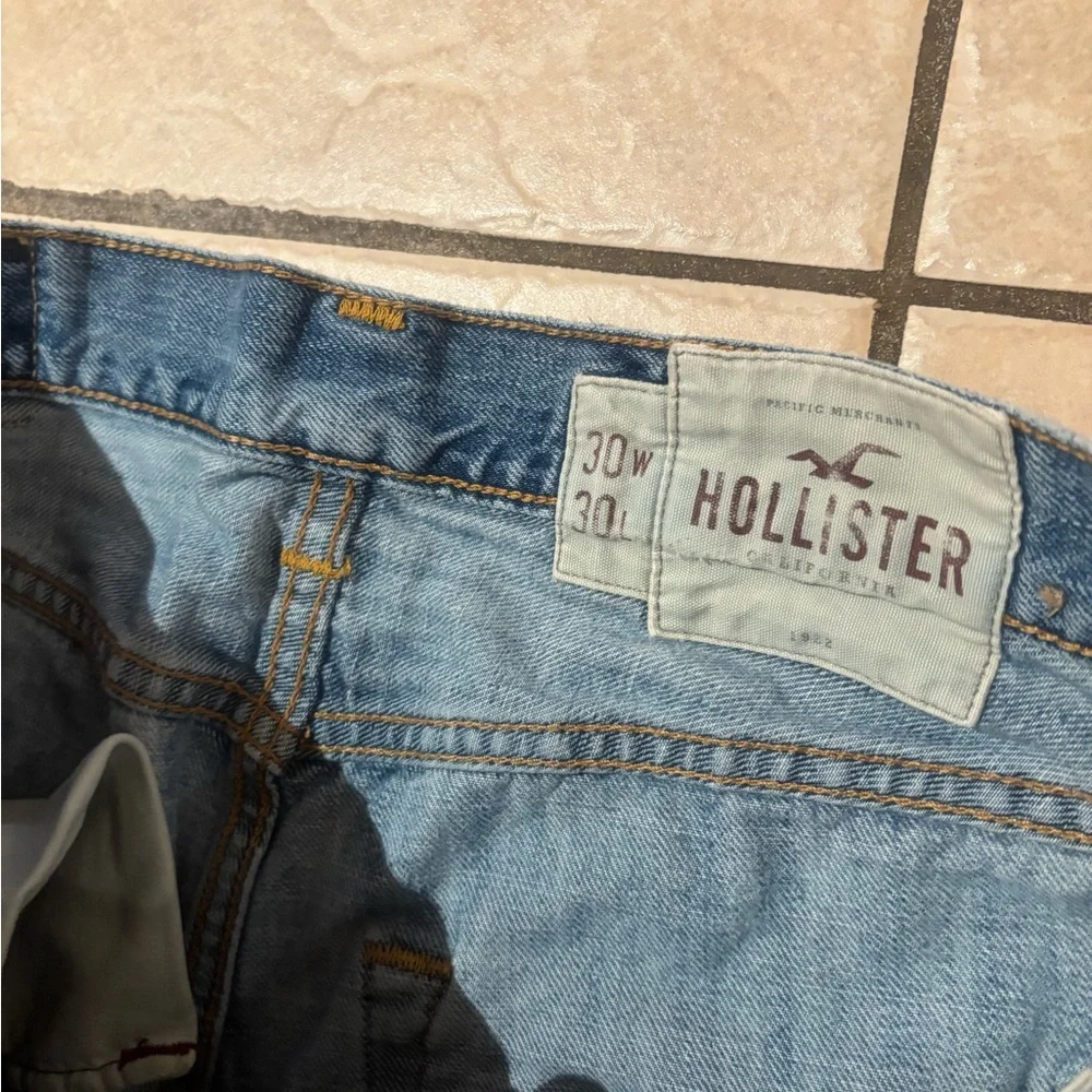 Distressed Hollister Jeans‎